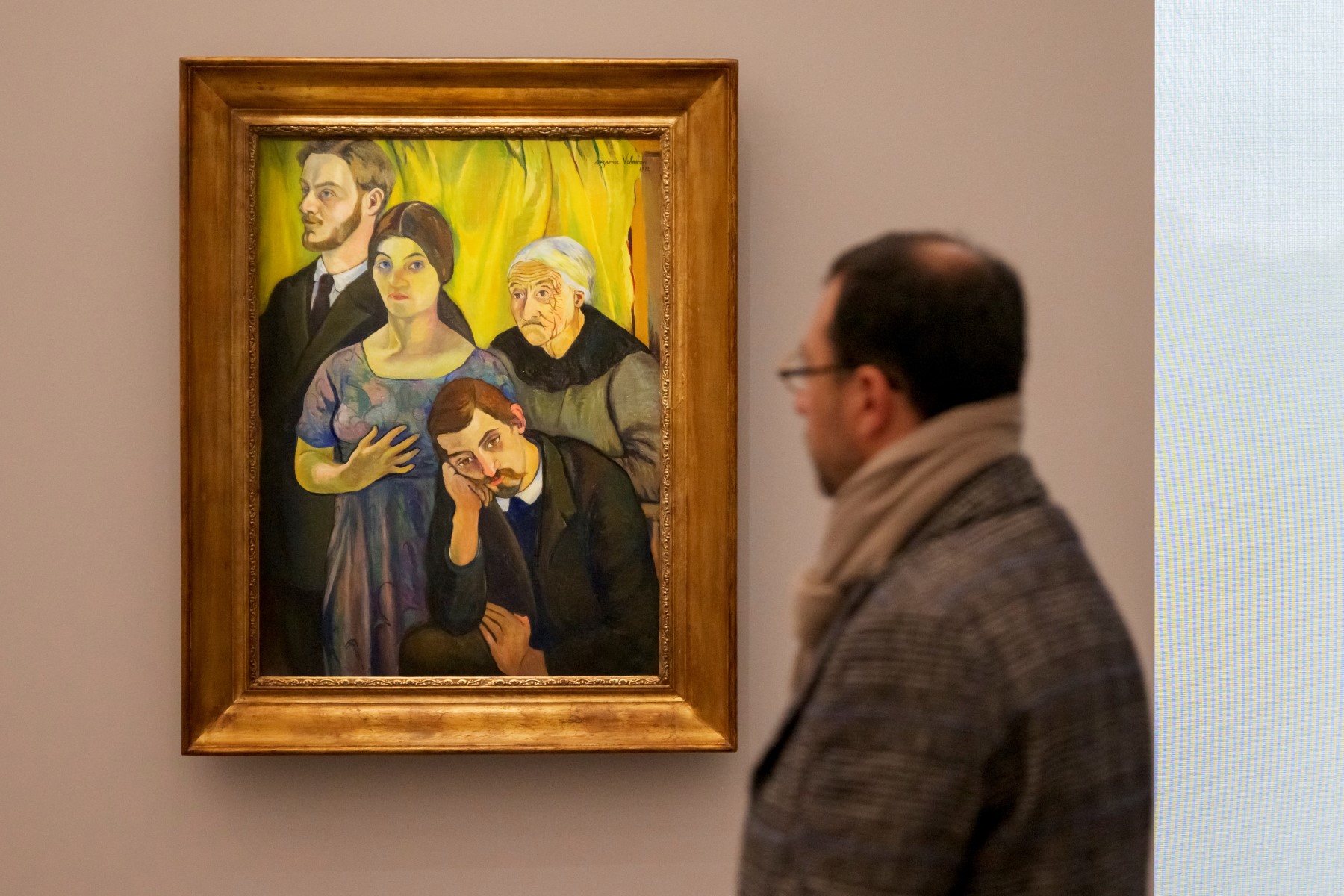 Un visiteur regarde un tableau intitulé «Portrait de famille» (1912) de la peintre française Suzanne Valadon lors d'une exposition consacrée à son œuvre à Metz, dans l'est de la France, le 24 avril 2023. L'exposition se tiendra du 15 avril 2023 au 11 septembre 2023. (Photo JEAN-CHRISTOPHE VERHAEGEN / AFP)