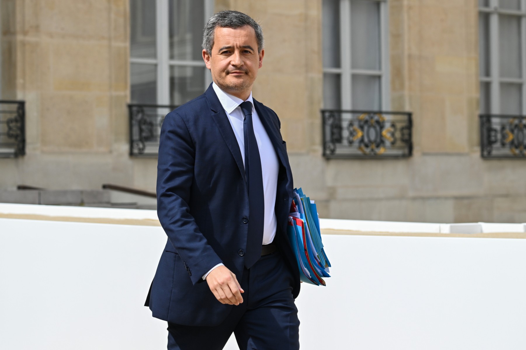 Le ministre français de l'Intérieur et de l'Outre-mer, Gerald Darmanin, quitte le palais présidentiel de l'Elysée après la réunion hebdomadaire du cabinet, le 26 avril 2023. (Photo Bertrand GUAY / AFP)