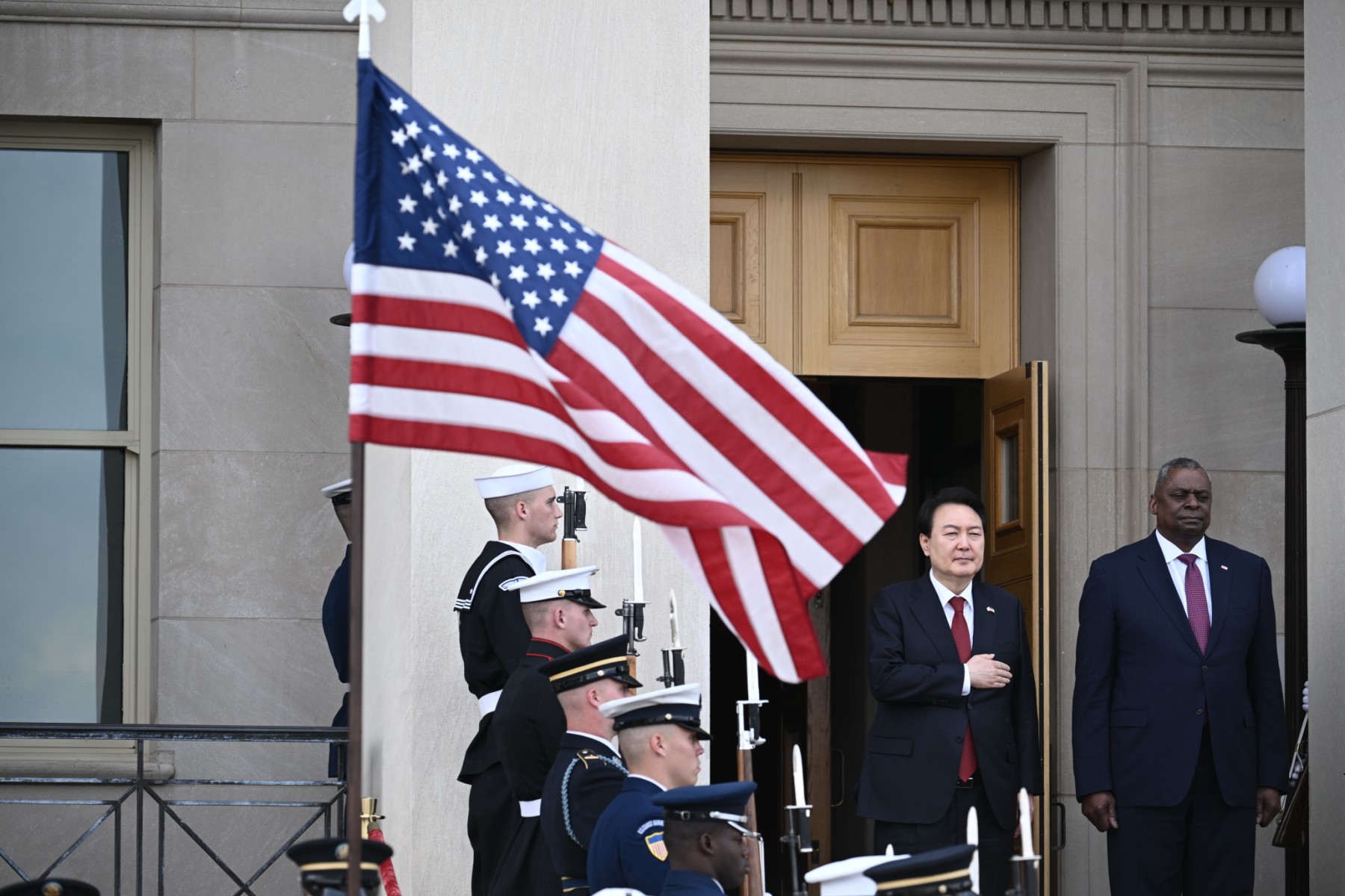 Le secrétaire américain à la Défense, Lloyd Austin, accueille le président sud-coréen Yoon Suk Yeol au Pentagone à Washington, DC, le 27 avril 2023. (Photo de Brendan SMIALOWSKI / AFP)