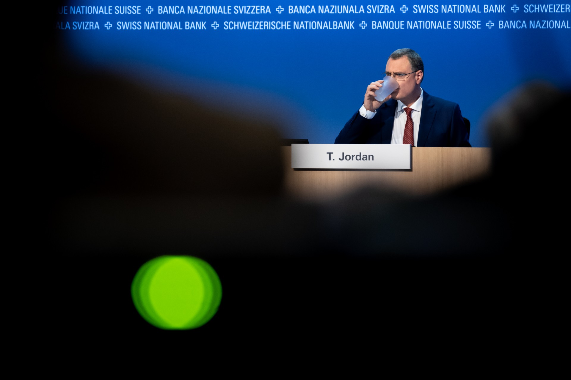 Le président de la Banque nationale suisse (BNS) Thomas Jordan boit lors d'une assemblée générale des actionnaires de la banque centrale suisse à Berne, le 28 avril 2023. (Photo de Fabrice COFFRINI / AFP)
