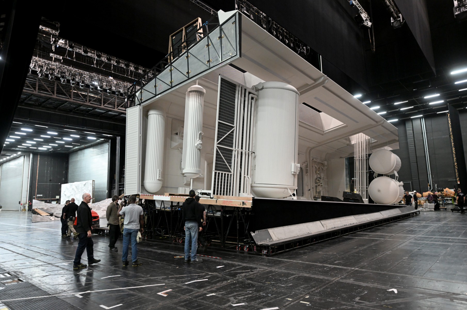 Dans les entrailles de l'Opéra Bastille, le ballet des machinistes