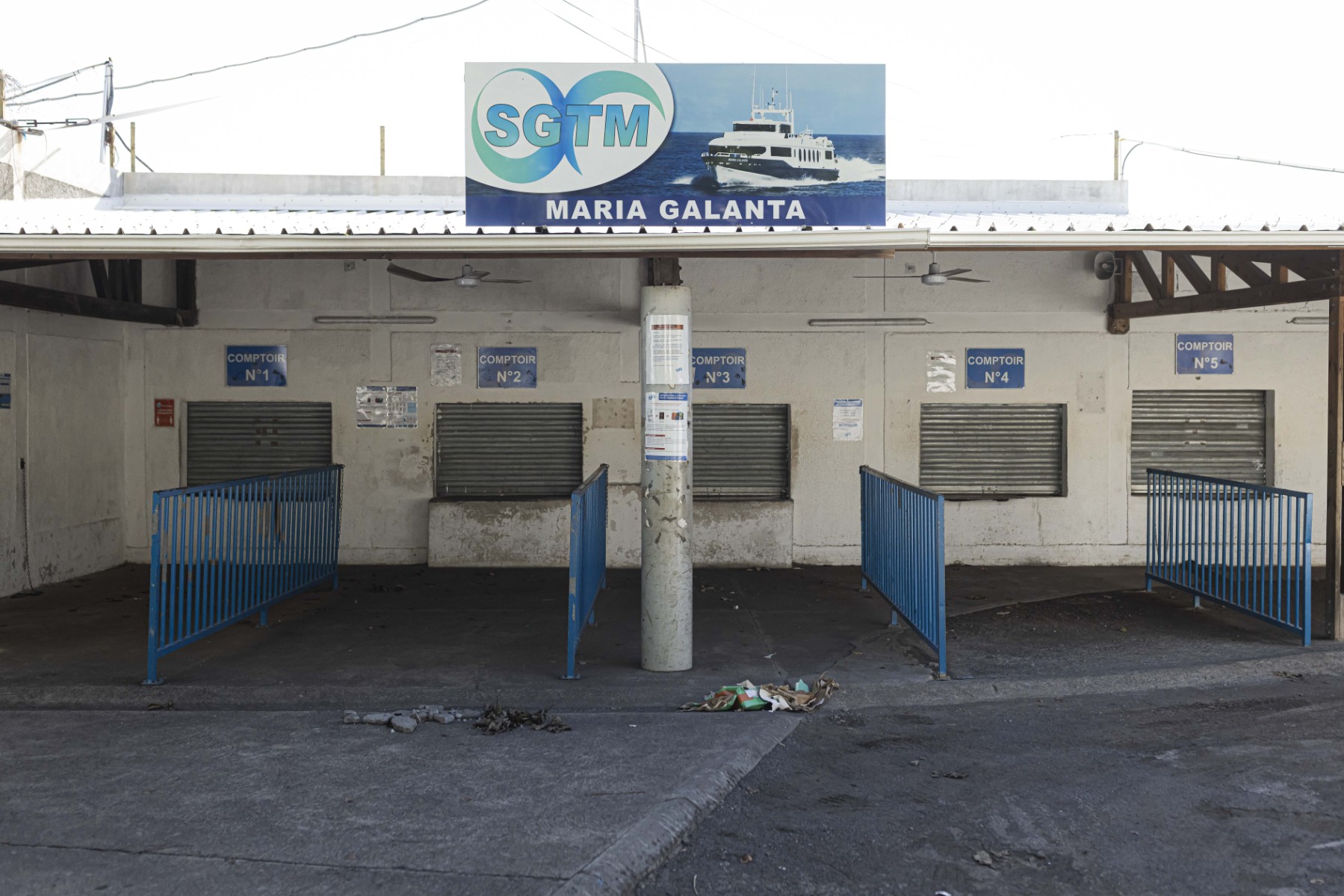 Cette photographie prise le 29 avril 2023 montre les guichets fermés du ferry «Maria Galanta» reliant l'île de Mayotte aux Comores, dans le port de Dzaoudzi sur l'île de Mayotte, avec le logo de la compagnie SGTM. La compagnie maritime SGTM a annoncé sur les réseaux sociaux que ses voyages maritimes entre Mayotte et les Comores étaient suspendus «jusqu'à nouvel ordre». (Photo Patrick Meinhardt / AFP)