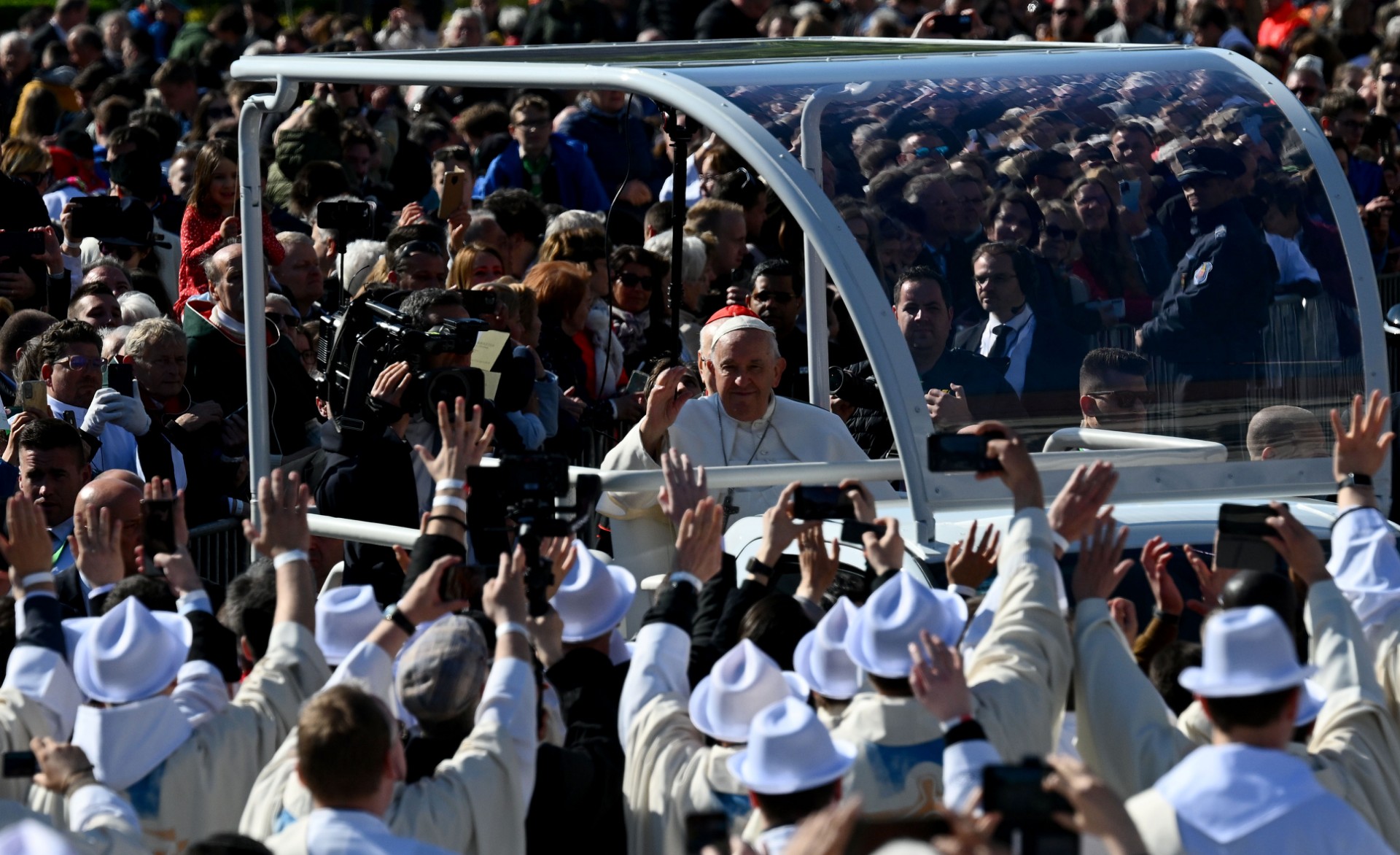 Le pape François (au centre) salue à son arrivée pour célébrer une messe sur la place Kossuth Lajos lors de sa visite à Budapest le 30 avril 2023, dernier jour de son voyage de trois jours en Hongrie. (Photo de Vincenzo PINTO / AFP)