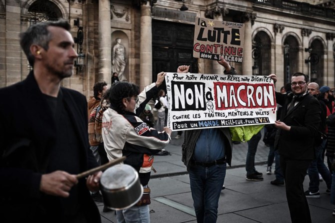 Macron filmé en train de chanter en pleine rue après son allocution lundi