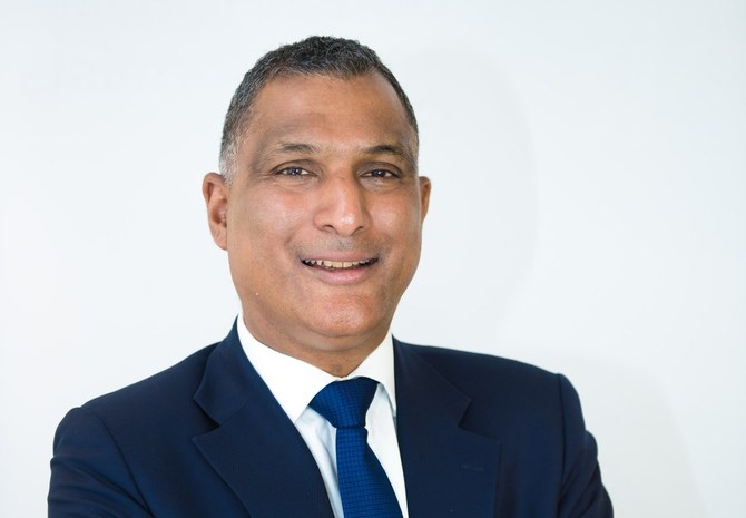 Un musulman remet les insignes au roi Charles du Royaume-Uni lors de la cérémonie de couronnement