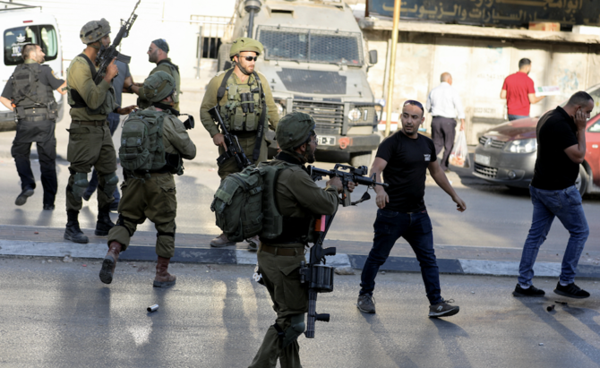 Les forces israéliennes effectuent des raids dans les villes et arrêtent des Palestiniens