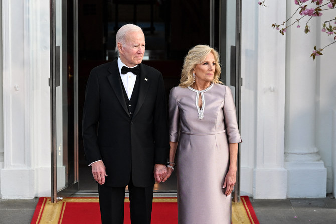 La première dame des États-Unis, Jill Biden, porte une robe Reem Acra pour un dîner officiel