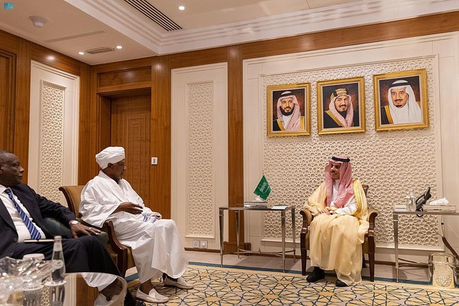 Le ministre saoudien des Affaires étrangères, le prince Faisal ben Farhan, a rencontré Dafallah Al-Haj Ali, l'envoyé spécial du président du Conseil de souveraineté du Soudan, à Riyad. (SPA)
