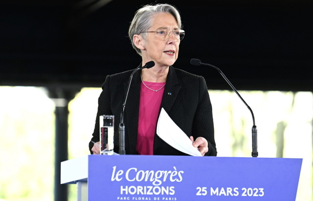 Borne livre une feuille de route détaillée, mais doit reporter la loi immigration