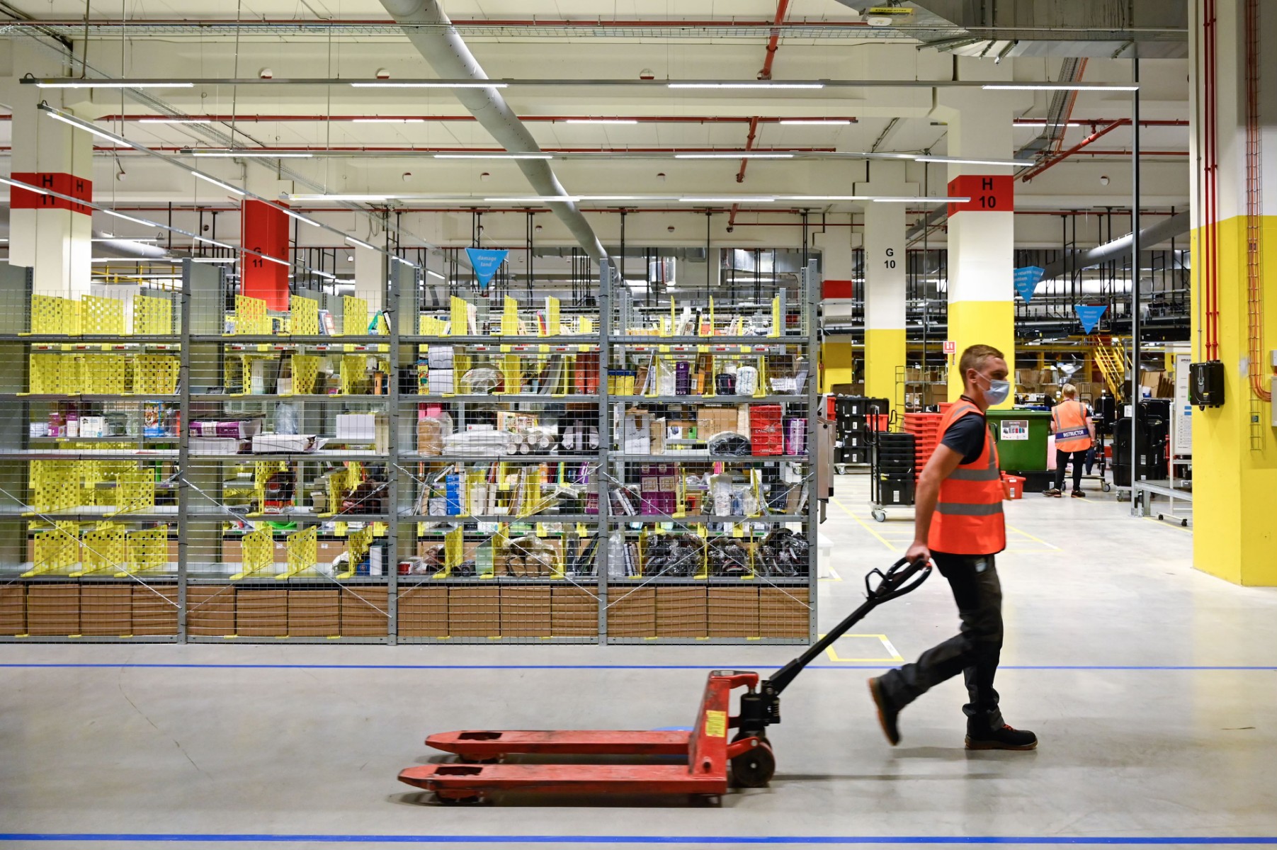 Amazon France: accord sur une hausse de salaires, sans la CGT