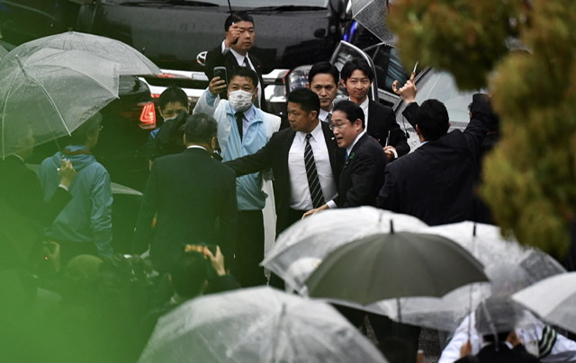 Japon: Le Premier ministre reprend sa campagne après une explosion