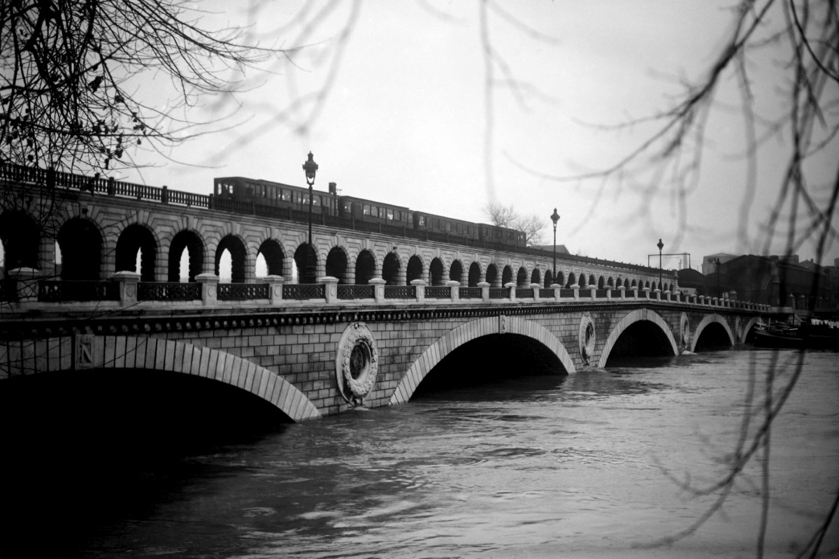 La ligne 6 du métro traverse la Seine par le pont de Bir-Hakeim à Paris lors des inondations de décembre 1944. (Photo de l'AFP)