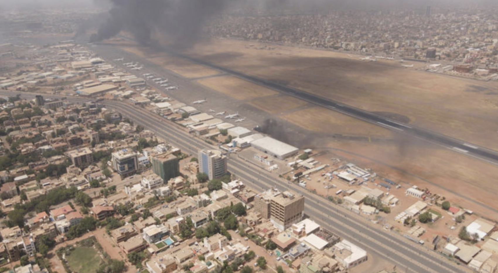 La fumée monte au-dessus de la ville alors que l'armée et les paramilitaires s'affrontent dans une lutte pour le pouvoir, à Khartoum, au Soudan, le 15 avril 2023 sur cette photo obtenue sur les réseaux sociaux (Photo, Reuters).