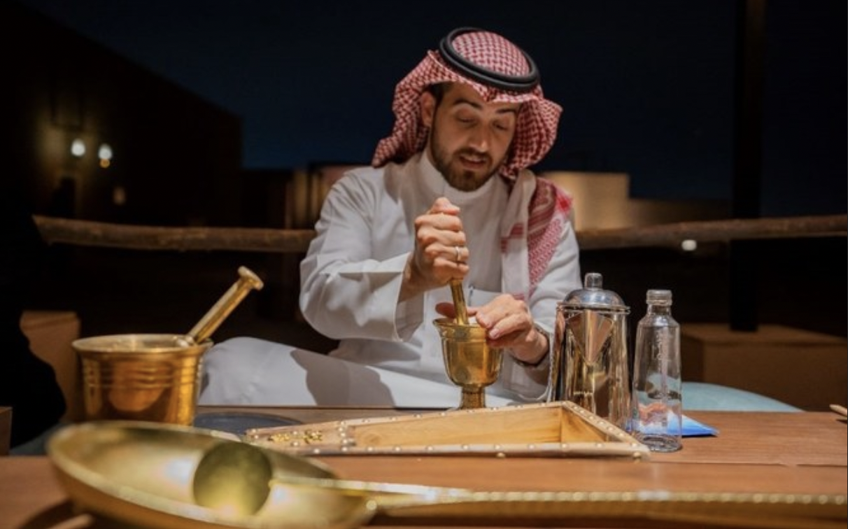 En Arabie saoudite, les visiteurs d’un site historique apprennent les secrets de la préparation du café