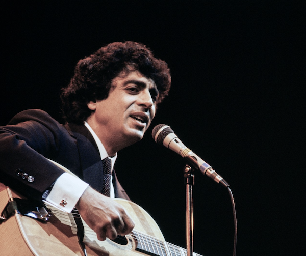 Le chanteur français Enrico Macias sur la scène de l'Olympia à Paris le 7 mars 1985. (Photo Pierre ANDRIEU / AFP)