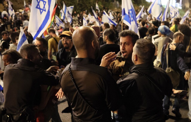 Réforme de la justice: Des milliers d'Israéliens dans la rue pour la 13e semaine
