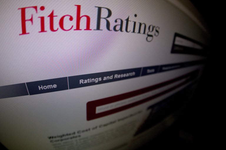 Fitch abaisse la note de la France, et constate une «impasse politique»