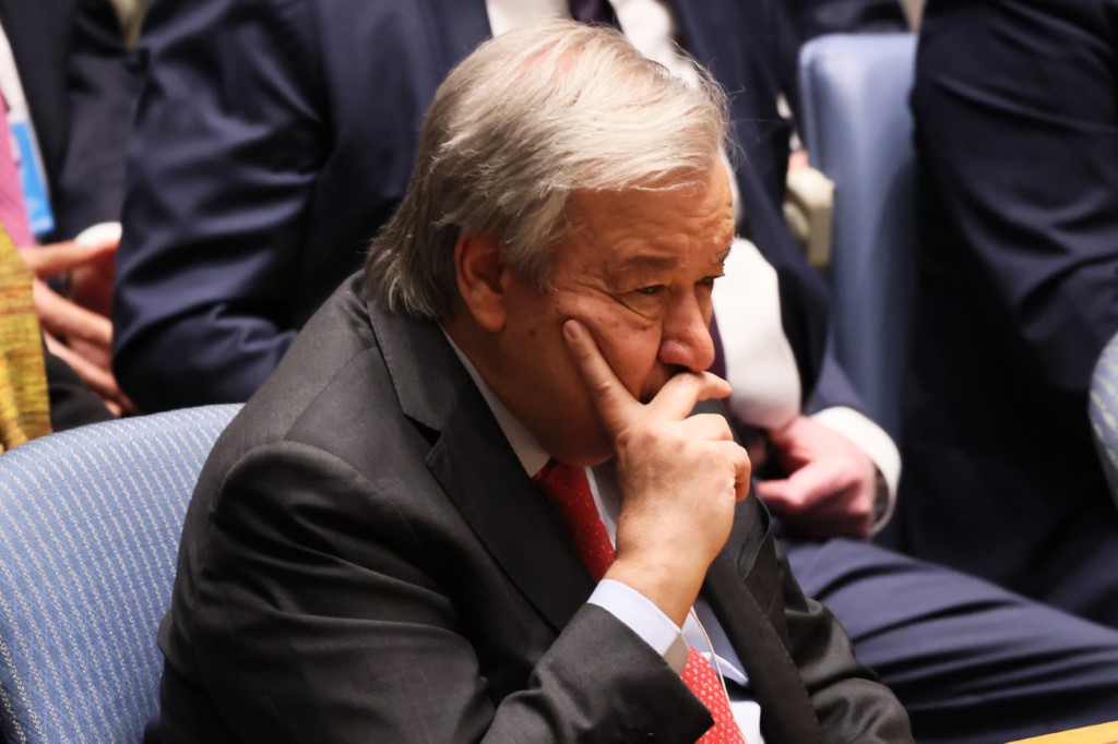 Les étrangers évacués en masse du Soudan, au bord du «précipice» selon l'ONU