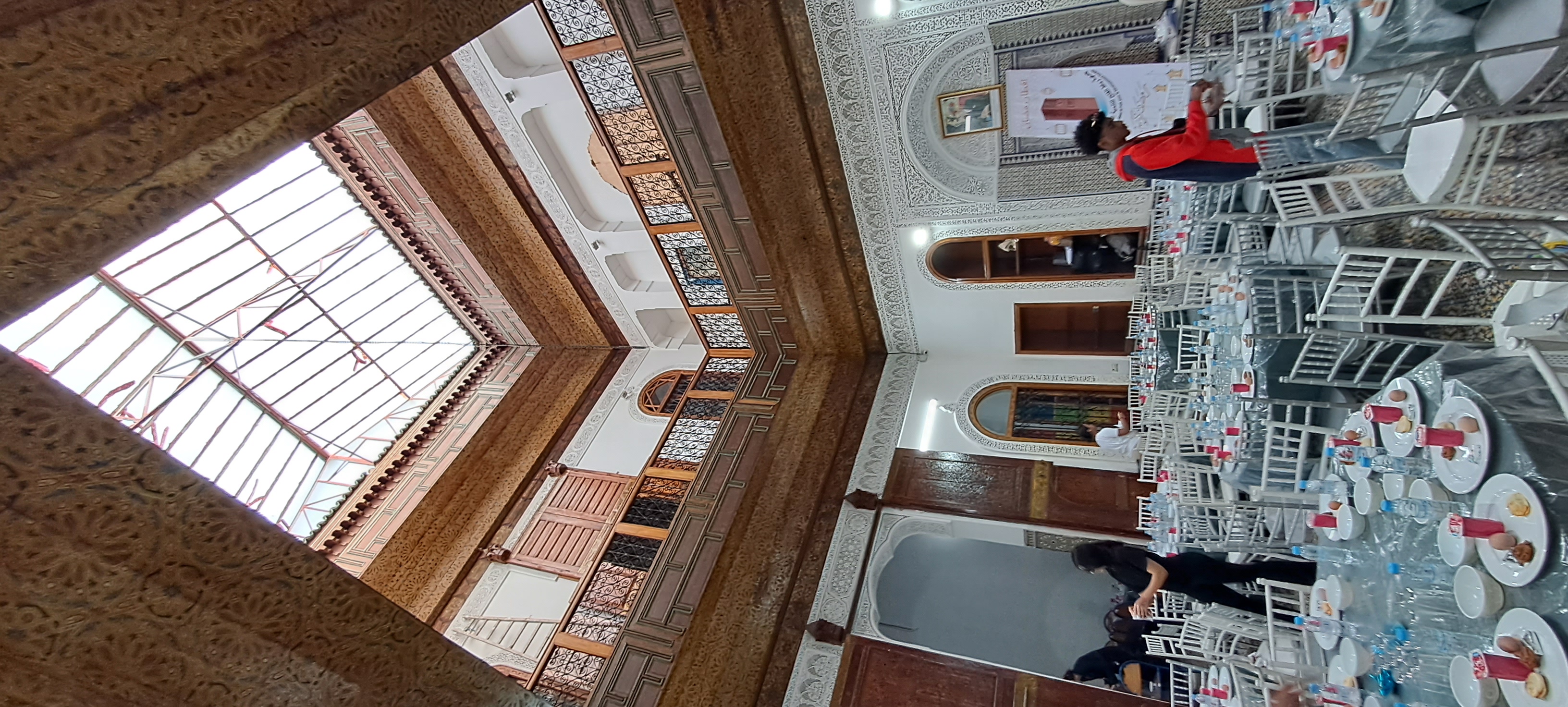 Il est 17&nbsp;h et nous nous dirigeons vers la médina avec Khadija Boussif –&nbsp;chargée de la restauration&nbsp;– qui s’assure du bon déroulement de l’iftar servi sur place