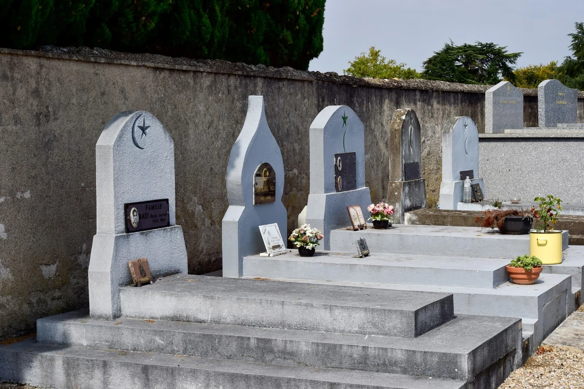 Gard: Des enfants harkis enterrés à la va-vite auront enfin leur cimetière