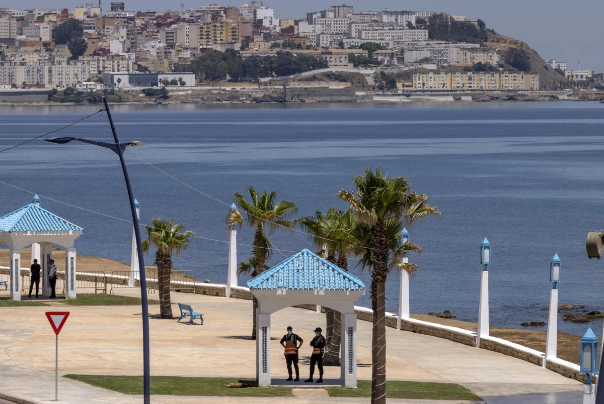 Vue générale du poste frontière de Fnideq, au Maroc, avec l'enclave espagnole de Ceuta (en arrière-plan), le 31 mai 2022. (Photo FADEL SENNA / AFP)