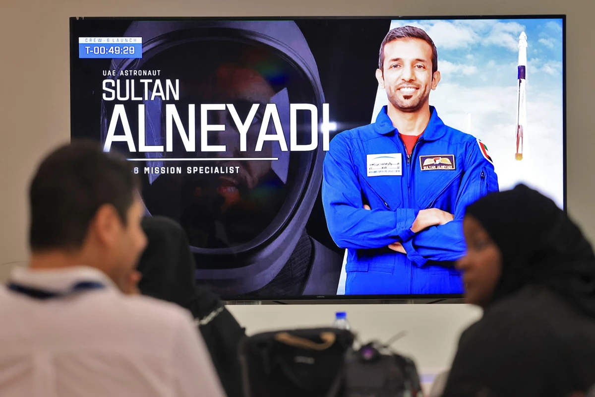 Le spécialiste de mission et astronaute émirati Sultan Alneyadi s'affiche sur un écran alors que les gens regardent le lancement de la mission Dragon Crew-6 de la NASA et de SpaceX vers la Station spatiale internationale, au Centre spatial Mohammed bin Rashid (MBRSC) à Dubaï, le 2 mars 2023. (Photo de KARIM SAHIB / AFP)