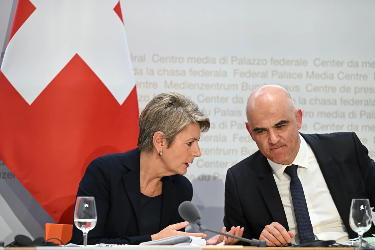 La fusion Credit Suisse/UBS sous le feu des critiques au Parlement suisse