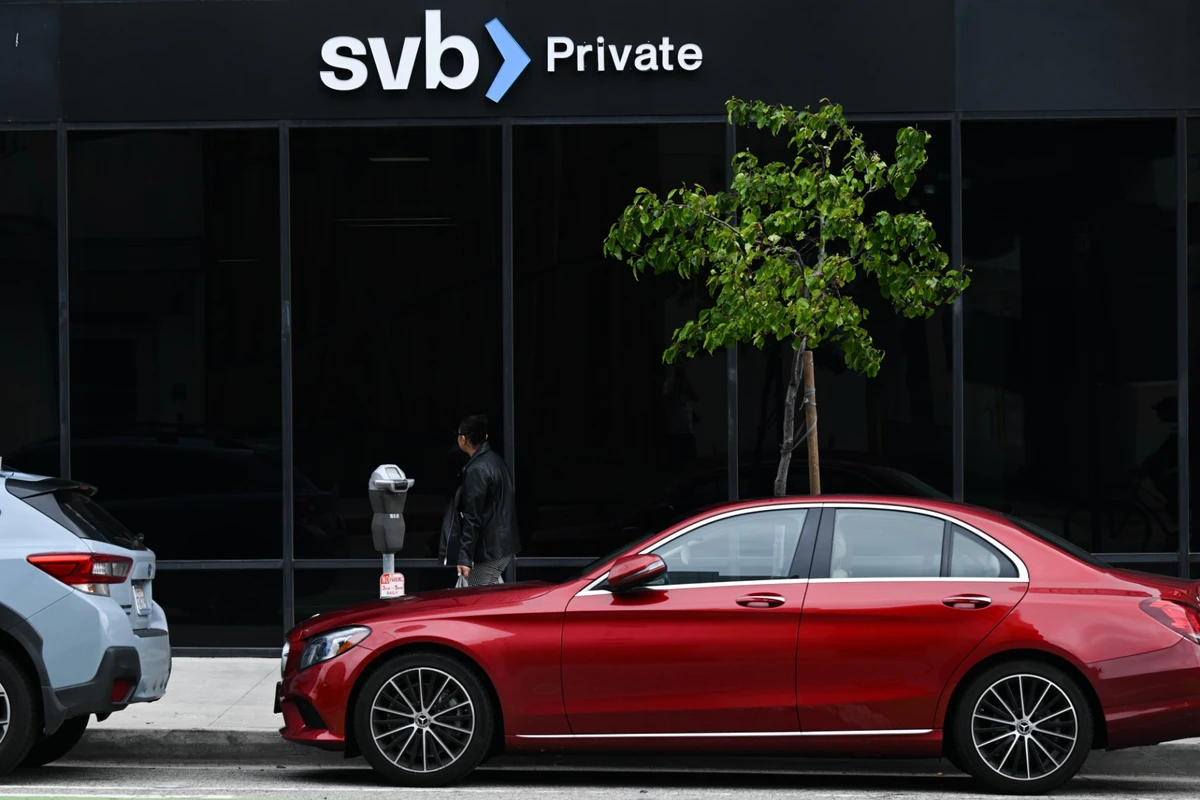 Le logo SVB Private est affiché à l'extérieur d'une succursale de la Silicon Valley Bank à Santa Monica, en Californie, le 20 mars 2023. (Photo de Patrick T. Fallon / AFP)