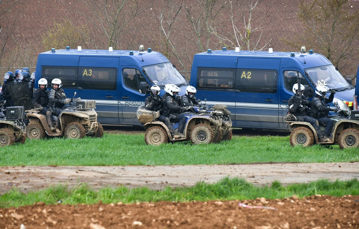 Sainte-Soline: Un reportage contredit la version officielle, la gendarmerie maintient