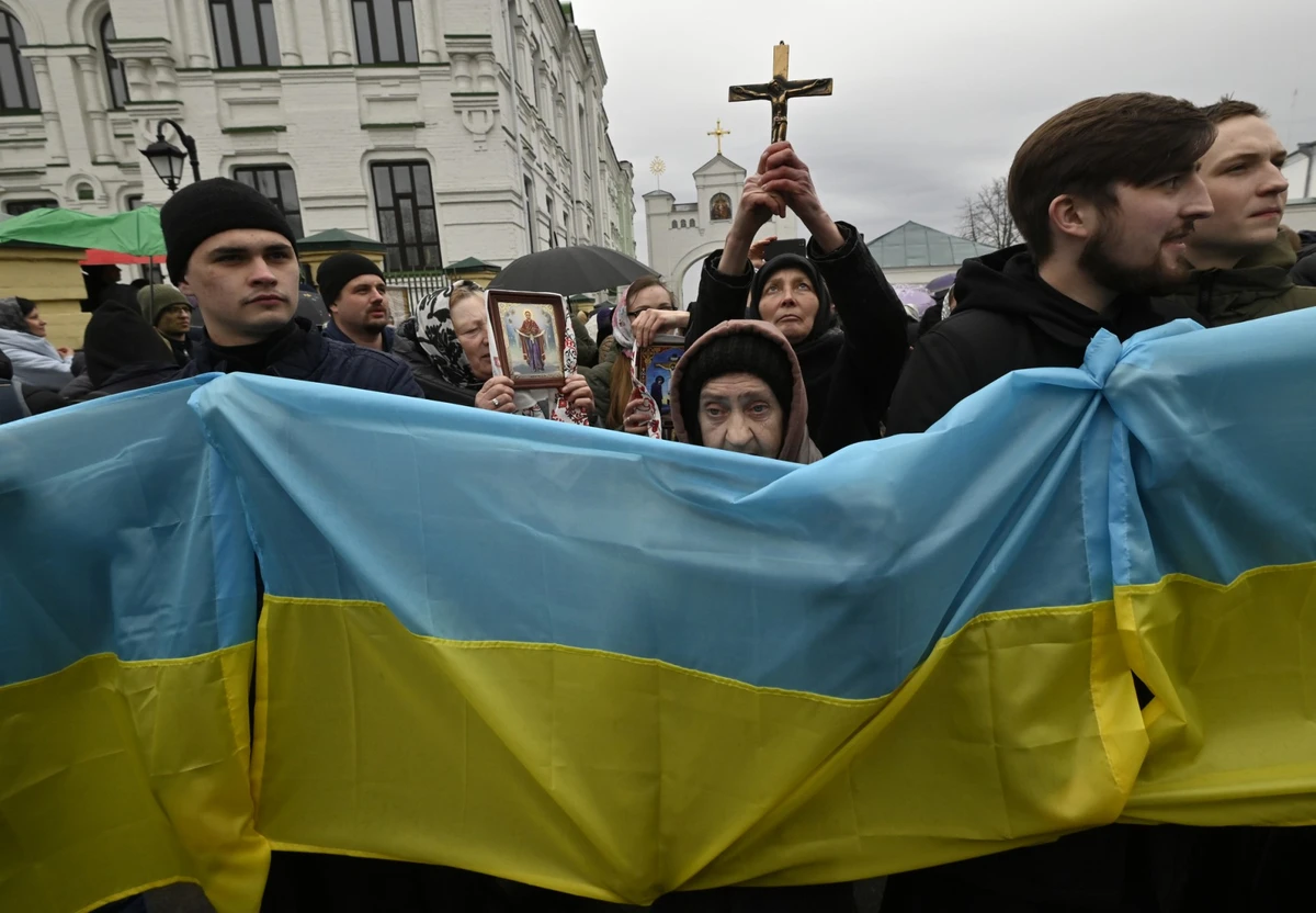 Ukraine : rassemblement de fidèles à Kiev devant un monastère visé par un avis d'expulsion