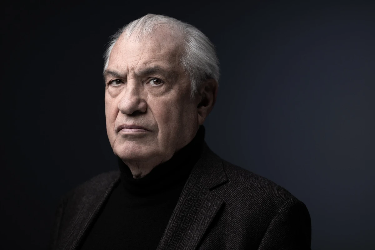Le journaliste français et fondateur du quotidien «Libération», Serge July, pose lors d'une séance photo à Paris le 5 avril 2023. (Photo JOEL SAGET / AFP)