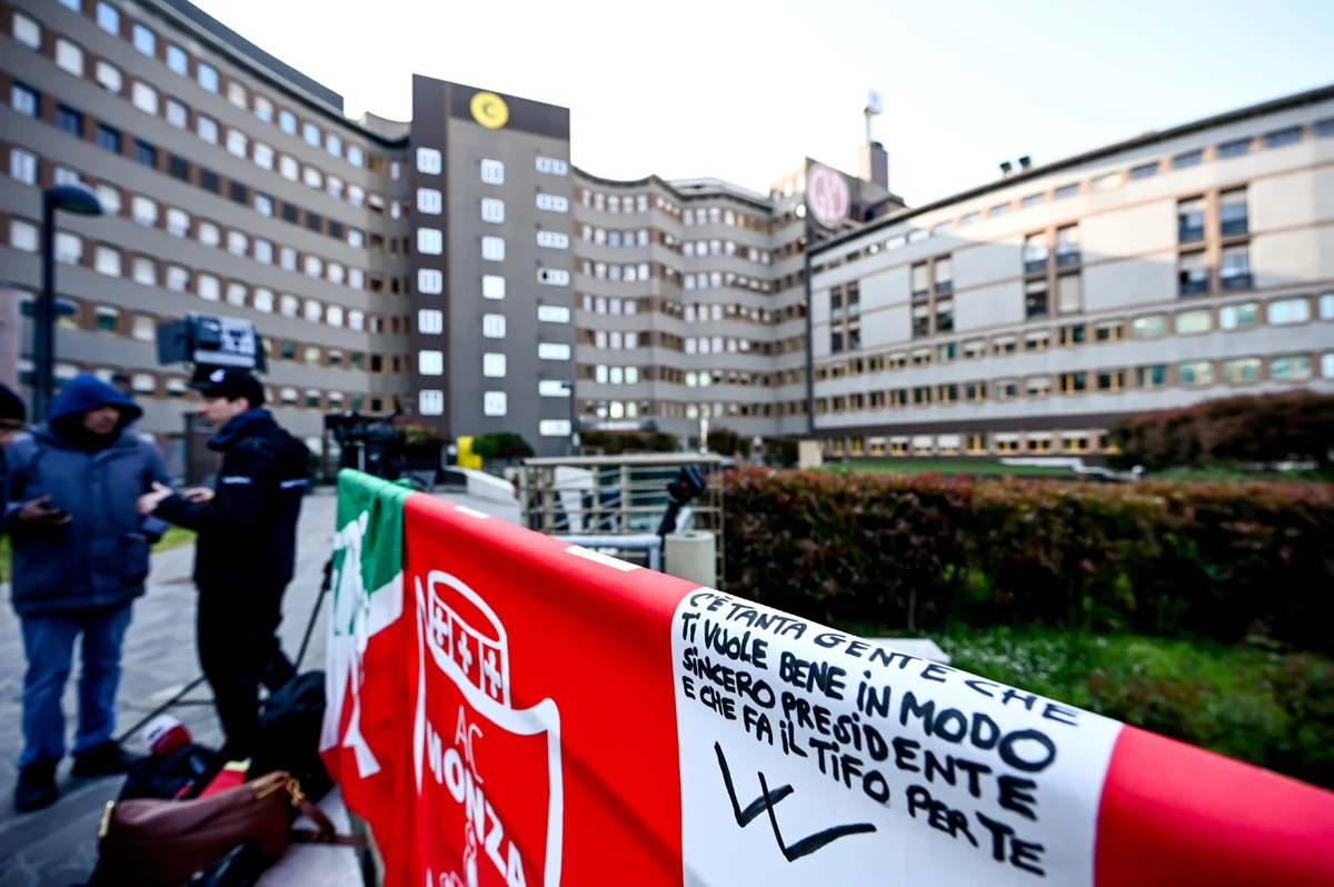 L'état de Berlusconi, hospitalisé depuis le 5 avril, s'améliore lentement