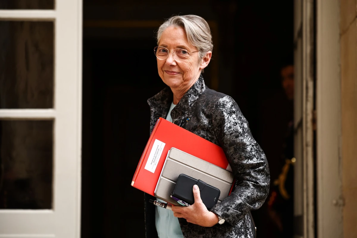 La Première ministre française Elisabeth Borne arrive à une réunion avec le président du groupe parlementaire du Rassemblement national (RN) à l'Hôtel de Matignon à Paris, le 11 avril 2023. (Photo Anne-Christine POUJOULAT / AFP)