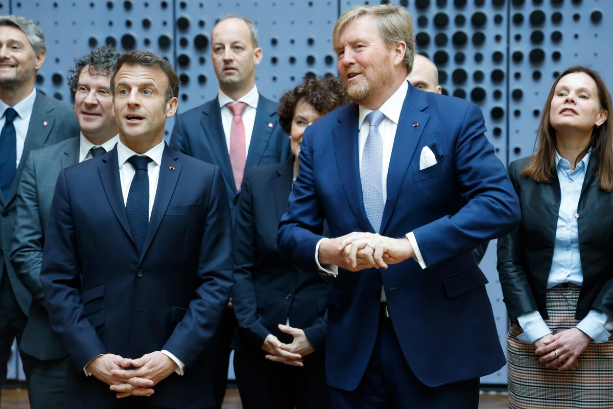 Deux manifestants interpellés à l'arrivée de Macron à l'université d'Amsterdam