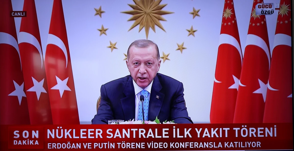 Cette photo prise le 27 avril 2023, montre un écran à Ankara diffusant le flux en direct de la chaîne turque Haber Turk, montrant le président de la République de Turquie Recep Tayyip Erdogan et le président de la Russie s'exprimant par liaison vidéo, pour l'ouverture de la centrale nucléaire d'Akkuyu tenue à Mersin. (Photo par Adem ALTAN / AFP)