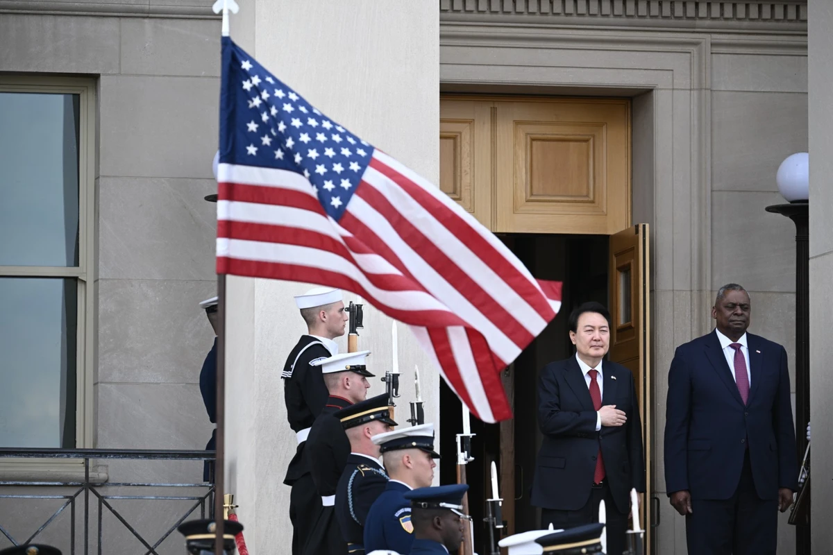 Le secrétaire américain à la Défense, Lloyd Austin, accueille le président sud-coréen Yoon Suk Yeol au Pentagone à Washington, DC, le 27 avril 2023. (Photo de Brendan SMIALOWSKI / AFP)