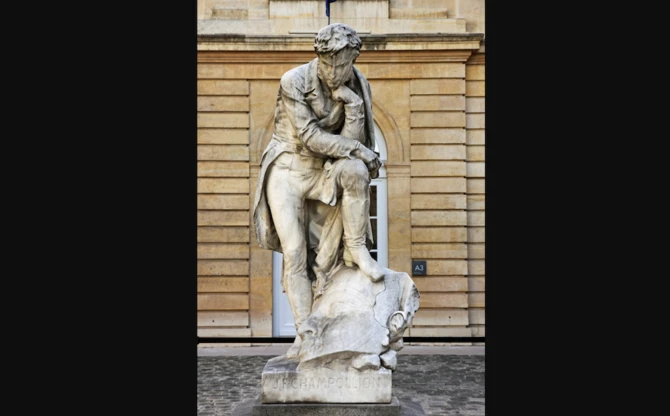 Zahi Hawass demande le retrait de la statue «offensante» de Champollion au Collège de France