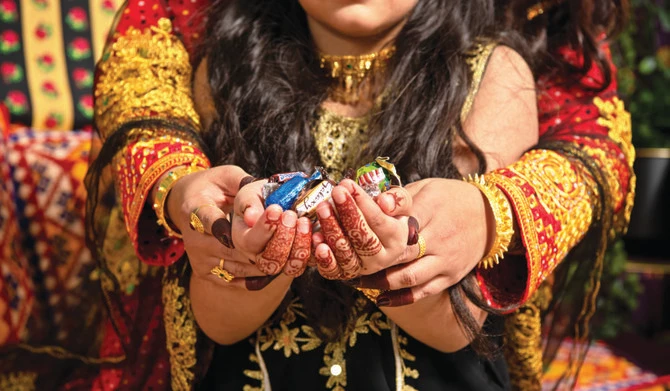 Les enfants saoudiens portent leurs plus beaux vêtements pour célébrer la tradition d’Al-Hawwamah