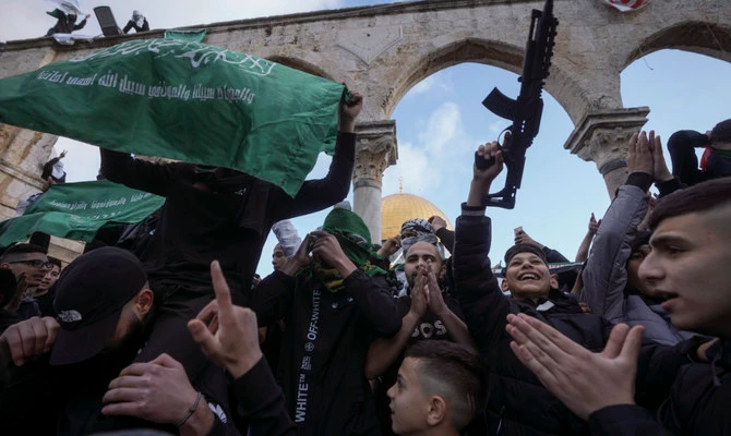 Un soldat israélien force un enfant à détruire son pistolet en plastique au point de contrôle d’Hébron