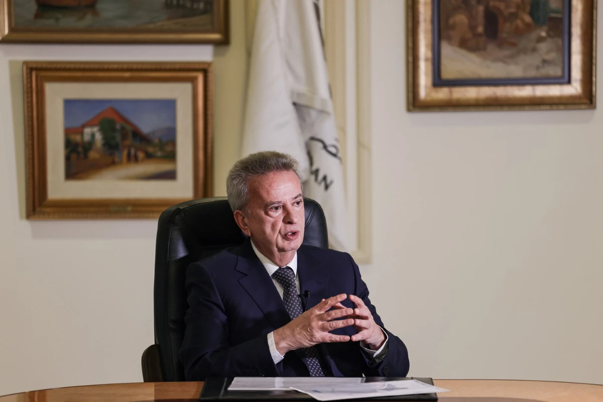 Le gouverneur de la Banque centrale du Liban, Riad Salameh, accorde une interview à l'AFP dans son bureau à Beyrouth, le 20 décembre 2021. (Photo JOSEPH EID / AFP)