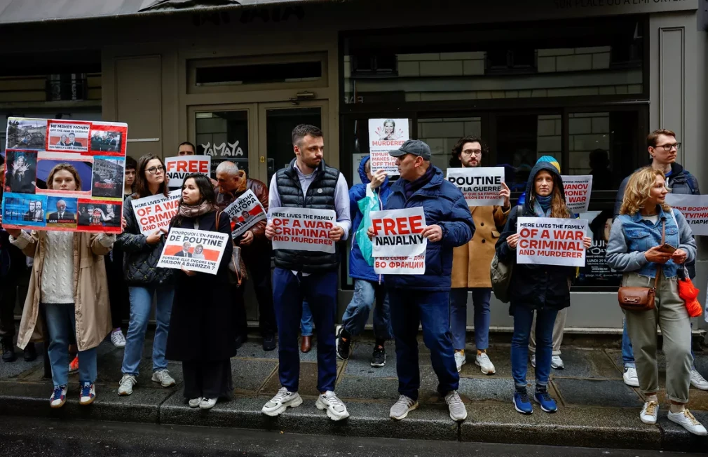 Ukraine: Manifestation à Paris pour obtenir des sanctions contre la ...