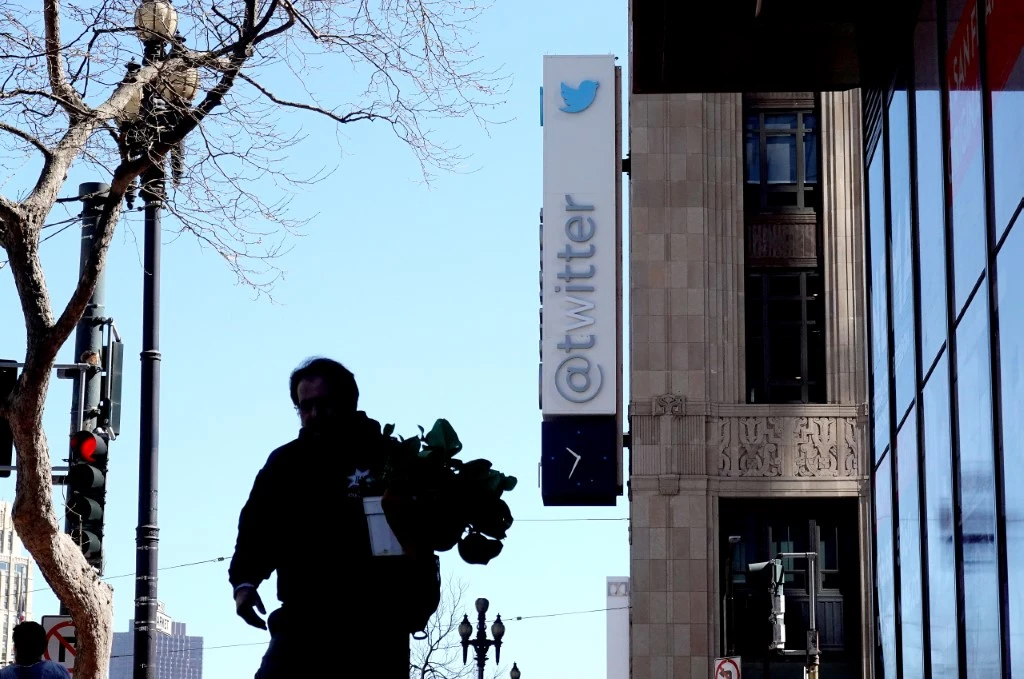 Des anciens dirigeants de Twitter portent plainte contre le réseau social d'Elon Musk