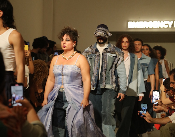 Emergency Room soutient la diversité dans tous les domaines, de la fluidité du vestiaire à la sublimation de la différence à travers des mannequins atypiques (fournie)