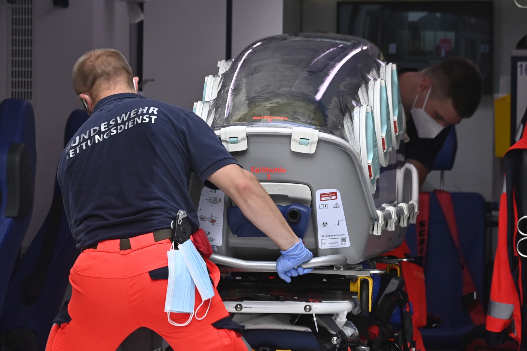 Le personnel d'urgence de l'armée allemande charge dans son ambulance la civière qui a été utilisée pour transporter l'opposant russe Alexei Navalny le 22 août 2020 à l'hôpital Charite de Berlin, où Navalny a été soigné à la suite d'un empoisonnement présumé.( AFP / John MACDOUGALL)