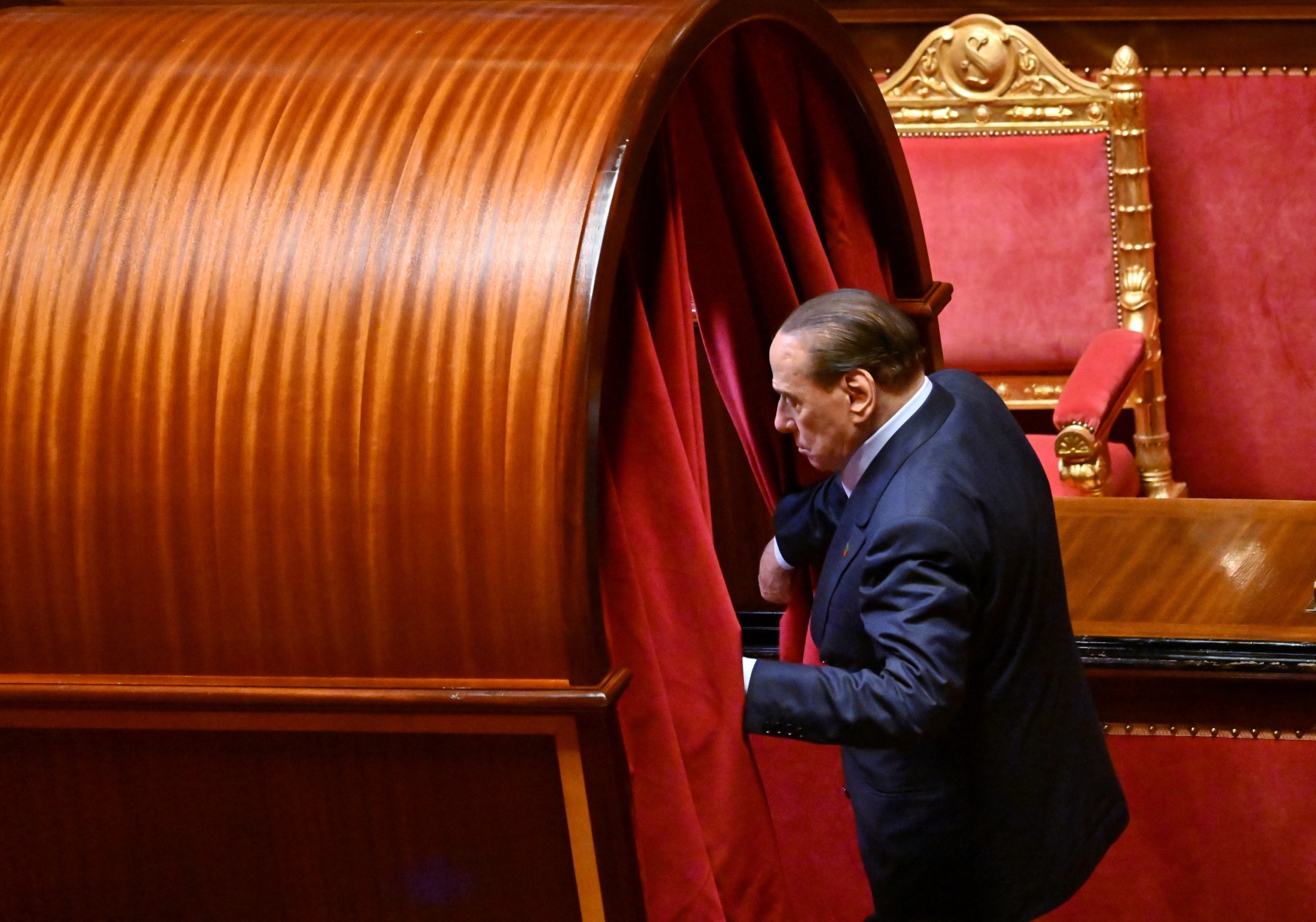 Italie: Berlusconi s'adresse à son parti depuis l'hôpital