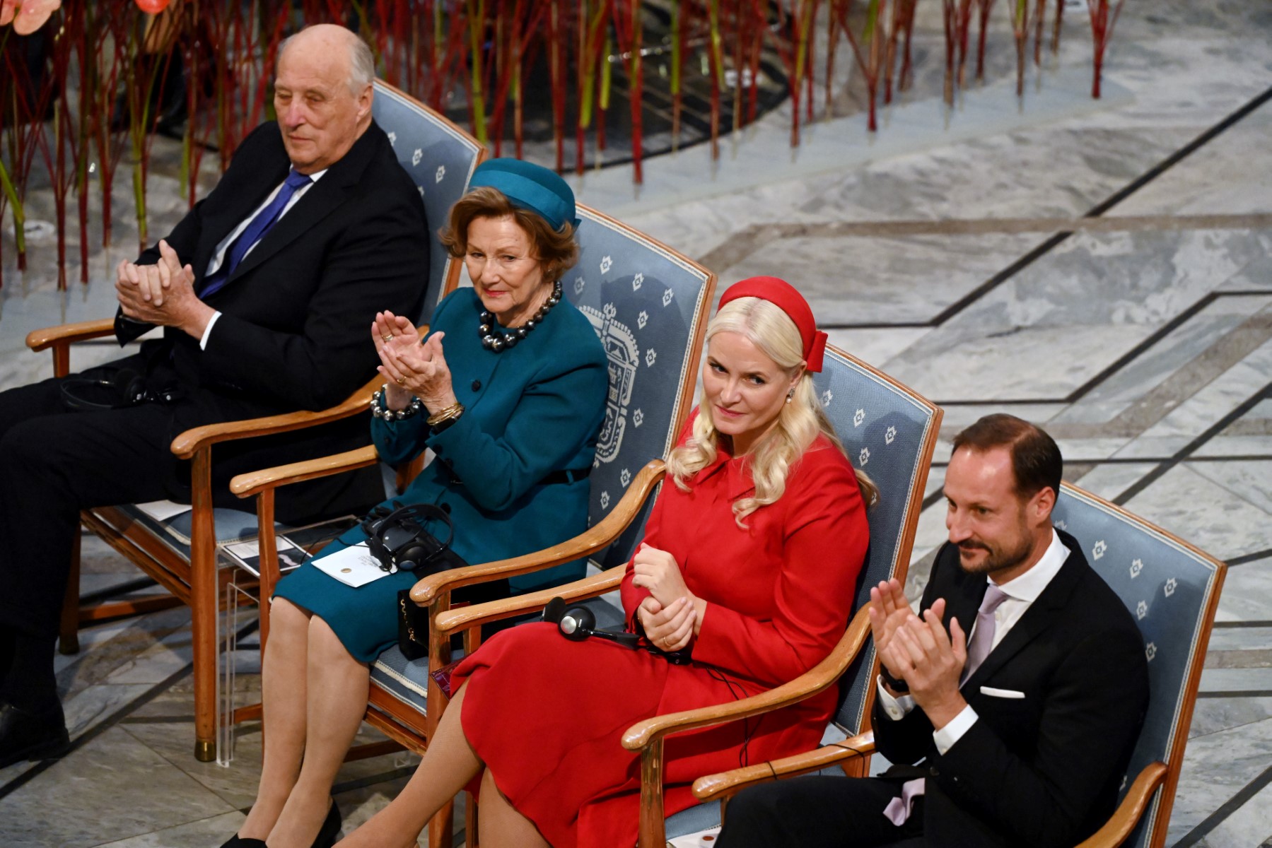 (De gauche à droite) Le roi Harald V de Norvège, la reine Sonja de Norvège, la princesse héritière Mette-Marit de Norvège et le prince héritier Haakon de Norvège applaudissent lors de la cérémonie de remise du prix Nobel de la paix 2022 à l'hôtel de ville d'Oslo, en Norvège, le 10 décembre 2022. (Photo Sergei Gapon / AFP)