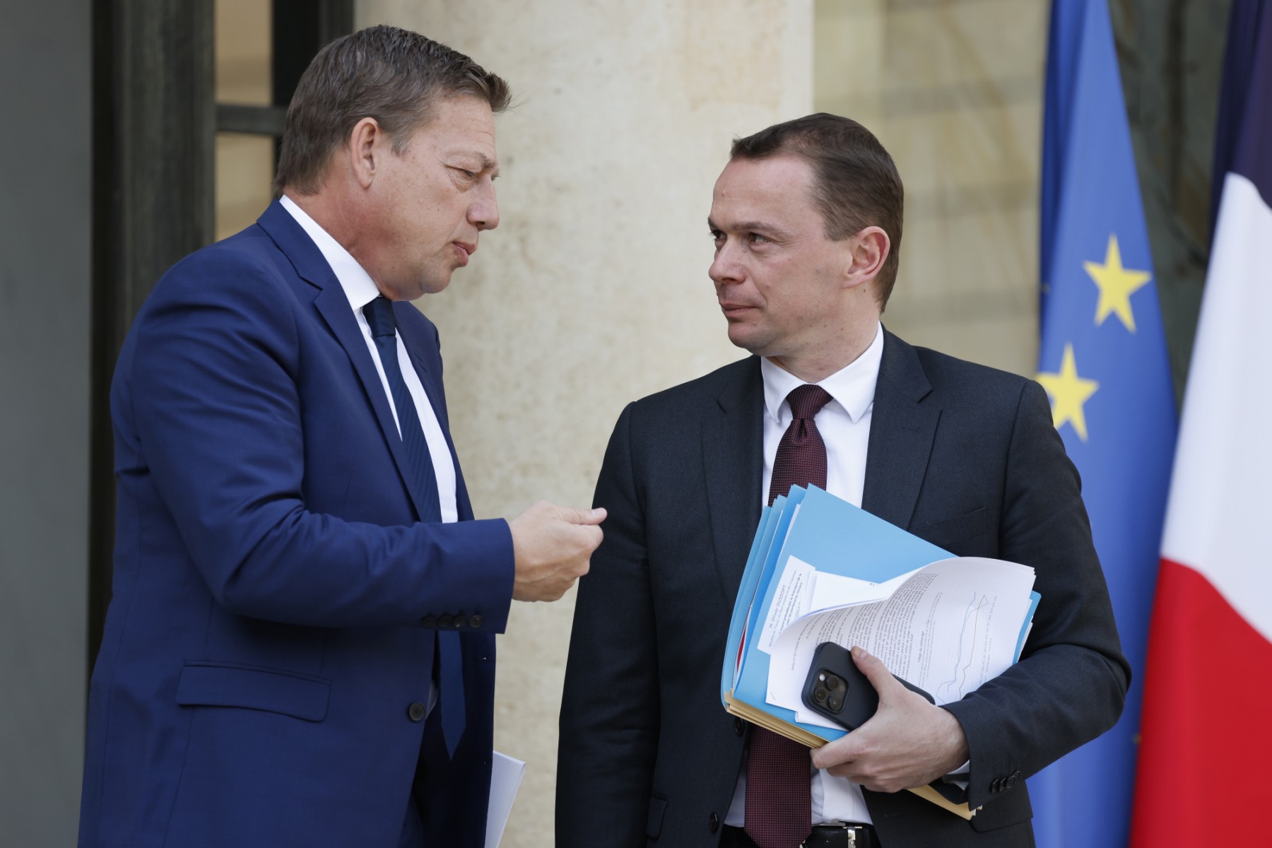 Le président du Mouvement des entreprises de France (MEDEF) Jean-Christophe Repon (à gauche) s'entretient avec le ministre français du Travail Olivier Dussopt (à droite) au palais de l'Élysée à Paris, le 18 avril 2023. (Photo Ludovic MARIN / AFP)
