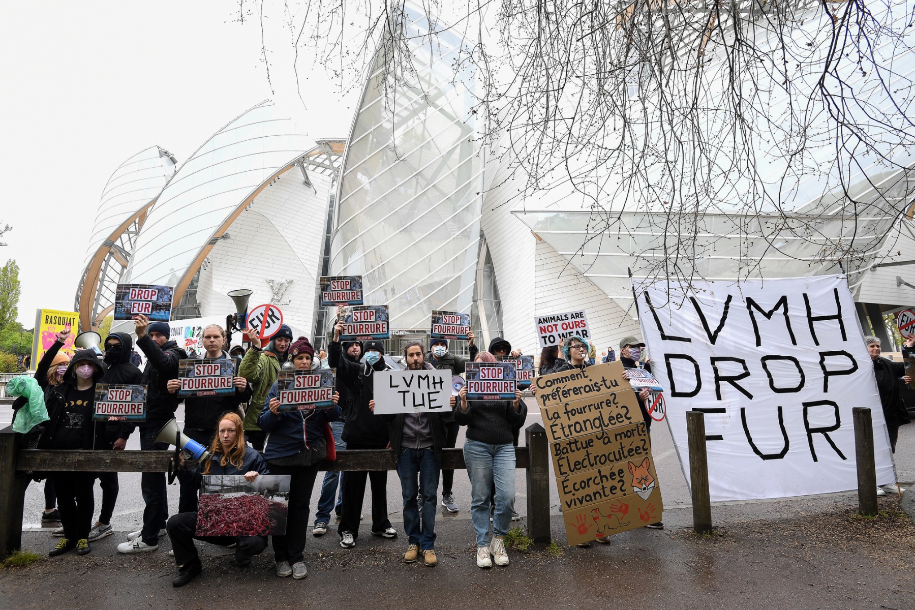 Des militants écologistes recouvrent de peinture la Fondation Louis Vuitton à Paris