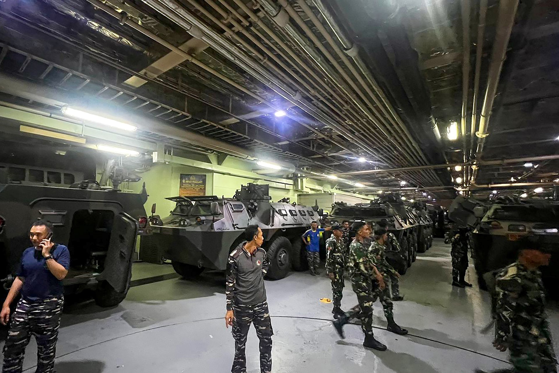 Cette photo prise et diffusée le 29 avril 2023 par les Forces armées indonésiennes (TNI) montre des véhicules tactiques de l'armée et des troupes transportées par des navires de guerre depuis un port naval de Jakarta jusqu'à Labuan Bajo, où se tiendra le sommet de l'Association des nations de l'Asie du Sud-Est (ASEAN) en mai. (Photo par Handout / Forces armées indonésiennes (TNI) / AFP)