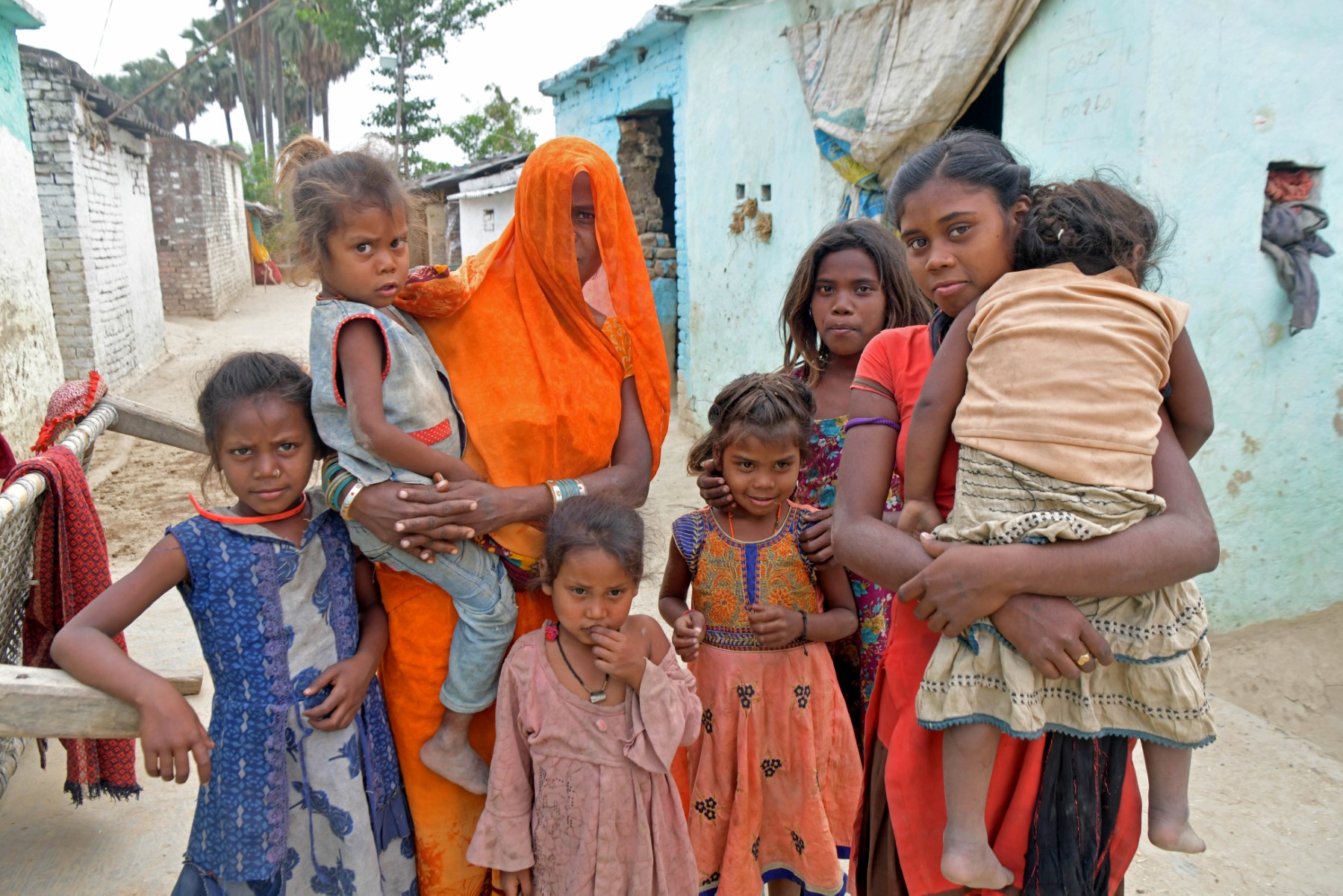 Sur cette photo prise le 27 avril 2023, Sita Devi (au centre), mère de deux enfants, qui attend un autre enfant, pose dans un village du district de Darbhanga, dans l'État indien du Bihar. (Photo de Sachin KUMAR / AFP)